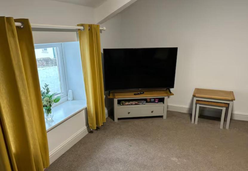 Unique, Large 2 Bedroom Flat Apartment *